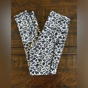 Zyia Black And White Leopard Pocket Light n Tight Hi-Rise Leggings 7/8 24” Sz 2